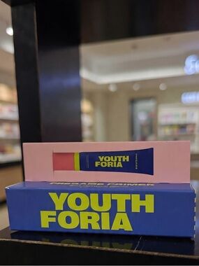 YOUTH FORIA Lip Primer in Blue & Pink Tube